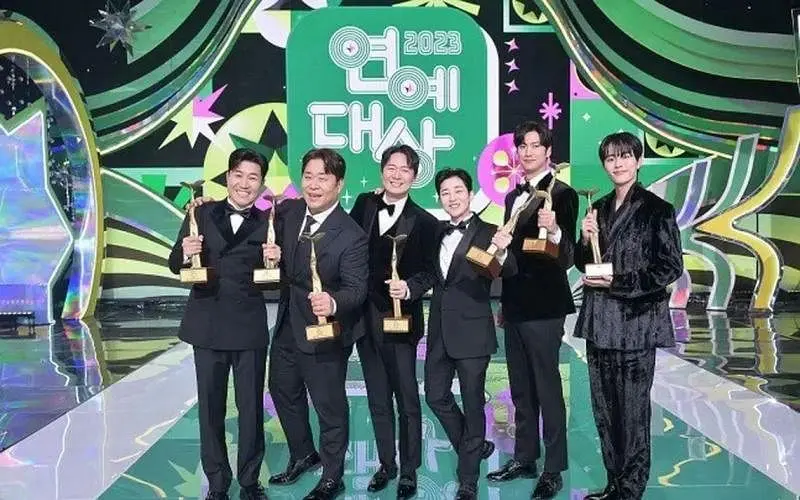 《2023 KBS演艺大赏》：笑泪齐飞，年度综艺名场面回顾与深度解读！